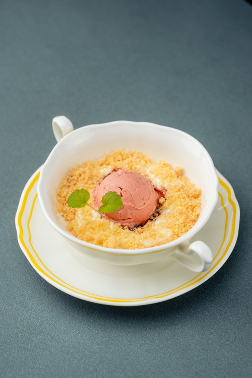 Käsekuchenmousse »Tante Kathis« mit Rhabarber und salzigen Butterstreuseln