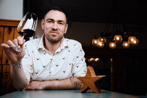 Im Jahr 2024 hat »Stern«-Chef Christian Werner (im Bild) den Spitzenkoch Peter Zinter in die Simmeringer Wirtshaus-Institution geholt. Im Falstaff-Restaurantguide holte man den Titel »Bestes Wiener Beisl 2024«.