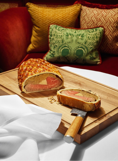 Die Brasserie «Baur’s» im «Hotel Baur au Lac» serviert Klassiker wie Rindsfilet Wellington oder Zürcher Geschnetzeltes und verbindet dabei kulinarische Tradition mit zeitgemässer Raffinesse. 