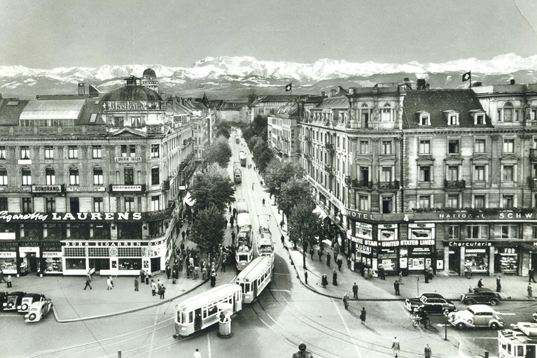 Seit Langem ist die Bahnhofstrasse das Herzstück der Zürcher Innenstadt. Reger Verkehr trifft auf geschäftiges Treiben, eingerahmt von prächtigen Altbauten.