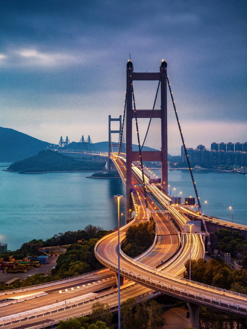 Konstrukt der Superlative: Die Tsing-Ma-Brücke verbindet die Inseln Tsing Yi und Ma Wan und ist mit 2.160 Metern eine der längsten Hängebrücken der Welt.