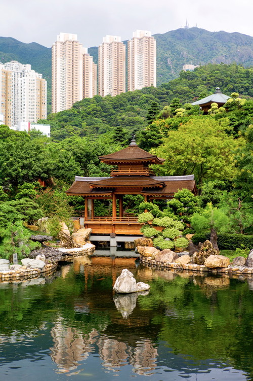 Beeindruckende Kontraste
Neben modernen Wolkenkratzern bieten grüne Oasen wie der Nan Lian Garden stille Rückzugsorte.