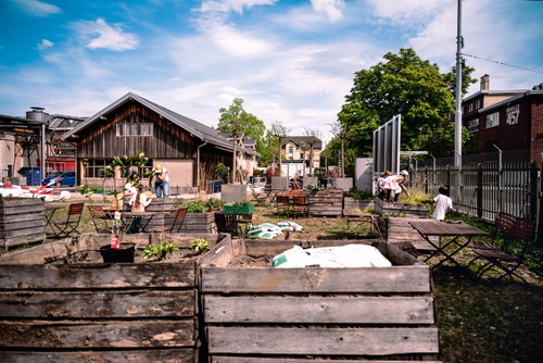 Die grosse Terrasse des  «Nüni» lädt bei schönem Wetter zum entspannten Verweilen ein. Das  gastronomische Konzept: Sharing is caring.