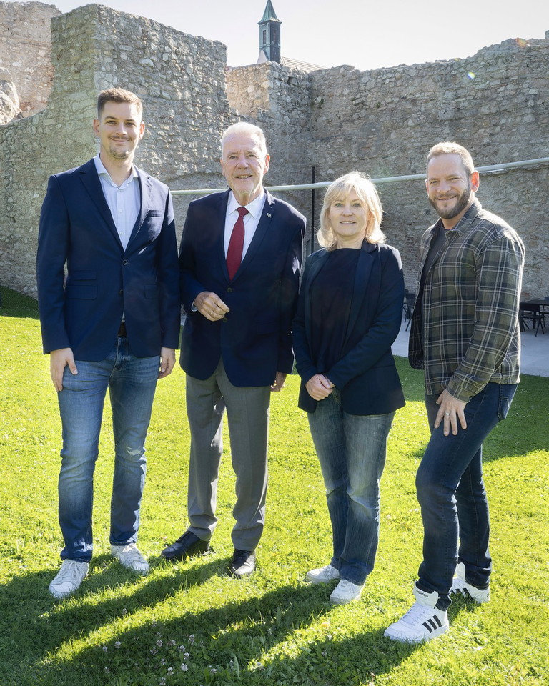 Vor den Kasematten: »Loewenherz«-Betreiber William Merl (li.) und Daniel Alcantara Garcia (re.) mit den Stadt-Vertretern Klaus Schneeberger und Alexandra Potzmann.