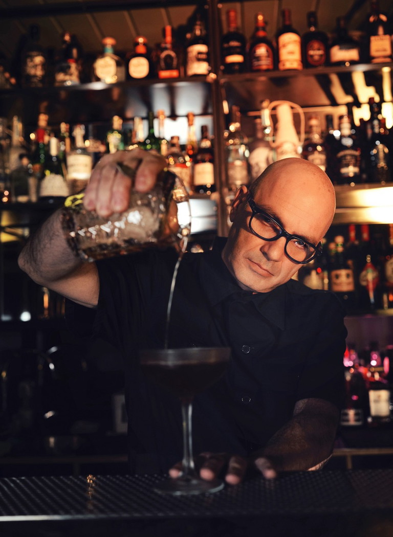 Barkeeper Marco Pani in seiner »Pani Bar«. Gemixt werden Klassiker und Eigenkreationen.