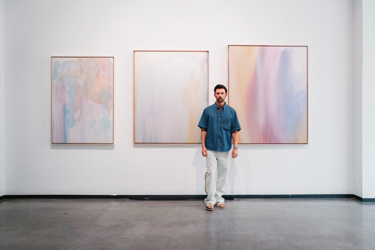 Farben, Feiern, Follower Schrader malt seine farbintensiven Großformate im Atelier in Hamburg, vermarktet sie über Instagram und inszeniert seine Ausstellungen am liebsten als Party – mit großem Erfolg.