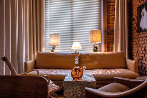 Die Zigarrenlounge im «Eden au Lac» wurde wie das gesamte Haus von Philippe Starck gestaltet. Die Farbwahl ist an Cognac angelehnt.