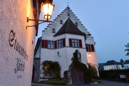 Der Keller der Staatskellerei befindet sich im ehemaligen Benediktinerkloster Rheinau, dessen Weinbautradition bis ins 16. Jahrhundert zurückreicht. Der grosse Keller wurde 1585 unter Abt Theobald Werlin erbaut.
