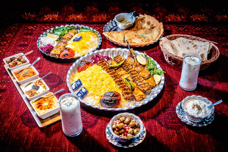Das Ehepaar Kasemi fand im Simmering genügend Platz für die große Küche ihres Restaurants »Band Amir« und die riesigen Speisebetten, auf denen afghanisch-persische Gerichte serviert werden.