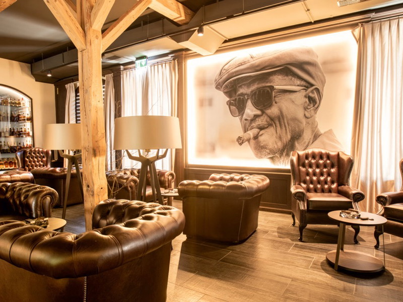 Die «Valley Lounge» in Effretikon zwischen Zürich und Winterthur bietet das alles und mehr – jedoch nur für ihre erlesenen Mitglieder, die exklusiv auf Empfehlung aufgenommen werden. 

