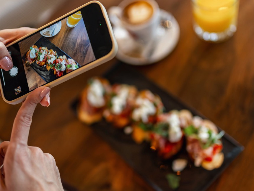 Hashtag Foodie: Wer in Zürich gut essen möchte, findet auf den sozialen Medien viel Input. Mittlerweile posten unzählige Influencer:innen über die lebendige Foodieszene der Stadt.