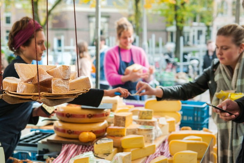 Am Noordermarkt gehen Bio-, Bauern-, Blumen- und Flohmarkt gewissermaßen nahtlos ineinander über. 