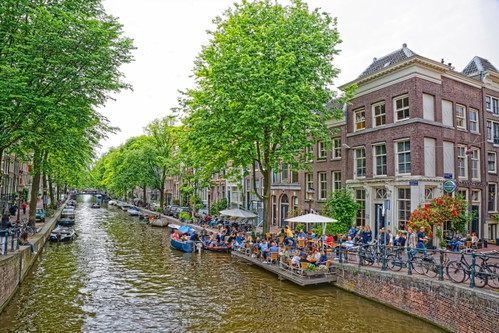 Amsterdam-Feeling pur auf einer Café-Terrasse über der Gracht. Im Kreis: regionale Küche im »De Kas«.
