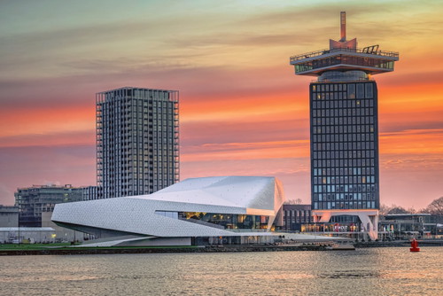 Kinosäle, Ausstellungen und die eindrucksvoll futuristische Architektur des Wiener Studios DMAA – das EYE Filmmuseum am Nordufer des IJ.
