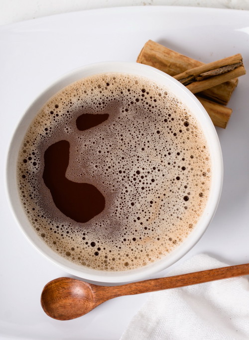 Xocolatl: Dunkles Kakaopulver mit heißem Wasser aufschäumen, mit Gewürzen wie Chili, Kardamom, Vanille und ggf. Süßem verfeinern. Soul Food für gute Stimmung!