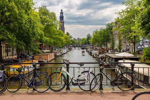 Grachten, Hausboote und Fahrräder – mehr Amsterdam-Klischee geht nicht. 