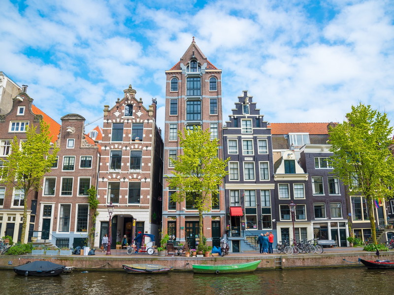Amsterdam liegt malerisch an vielen Grachten. Mehr als 1700 Brücken führen darüber.  
