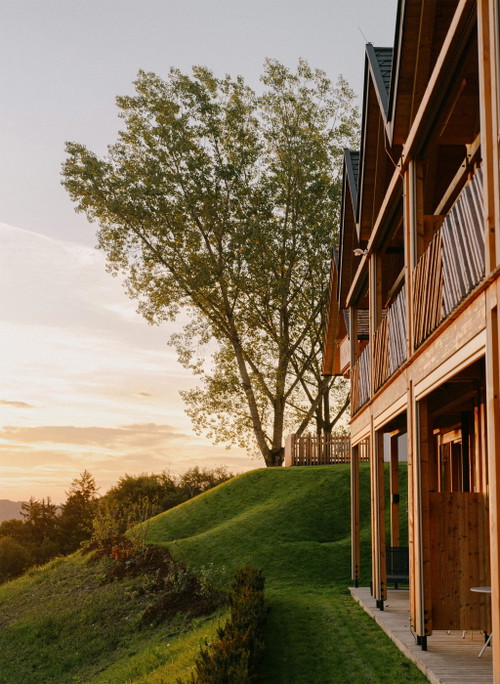»Fräulein Leni« ist mehr als ein Hotel – es verbindet moderne Architektur, regionale Kulinarik und Wellness inmitten der herrlichen Natur der Südsteiermark.