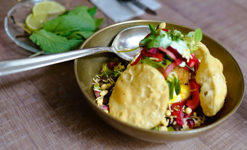 Italo-indischer Start: Burrata mit Chutney und Granatapfel im Stil eines »Papdi Chaat«.