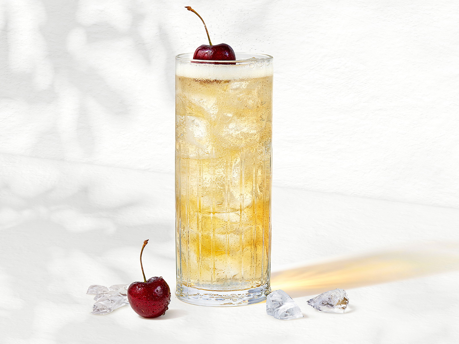 Der »Black Cherry Highball« ist einer der drei erfrischenden Sommerdrinks von Jim Beam.
