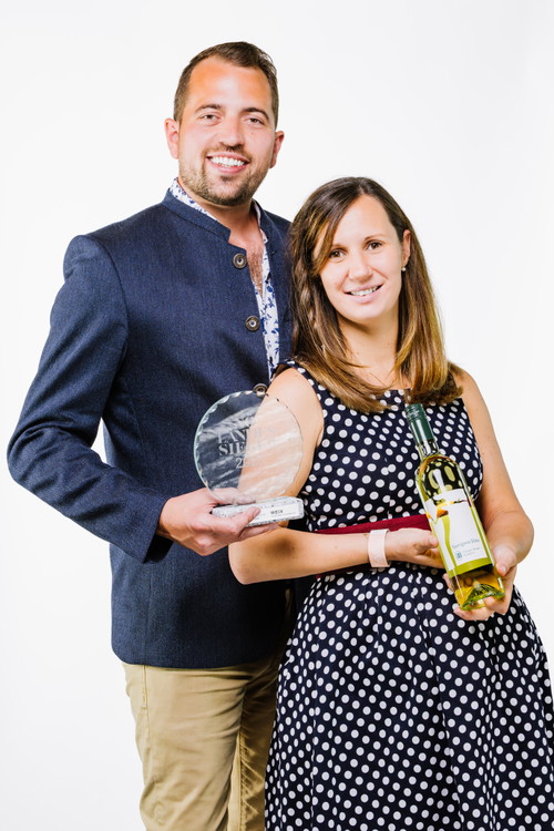 Der Verkostungsmarathon zur Niederösterreichischen Landesweinprämierung 2025 ist geschlagen, die Sieger im härtesten Weinwettbewerb des Landes stehen fest. Landessieger in der Kategorie »SAUVIGNON BLANC TROCKEN«: Weingut Johannes Burger.