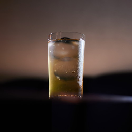 Eine der Kreationen des »Kyara« ist ein Highball aus Sandelholz, Chinotto mit Armagnac, Muyu Chinotto Nero und Soda. Die Duft-Akkorde: Damaszenerrose und Jasmin