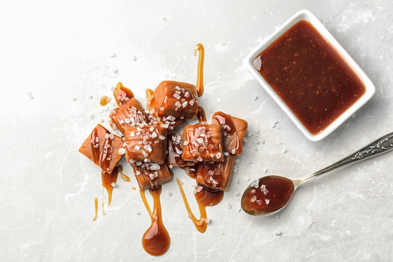 Auch Karamellsauce mit Meersalzflocken ist sowohl kreativ als auch beliebt als Eis-Topping.
