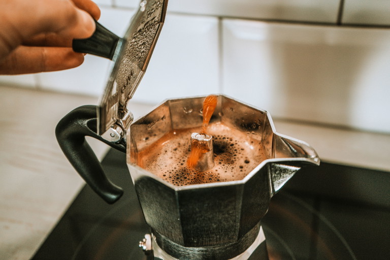 Der Kaffee gelingt mit der Mokkakanne schnell und einfach.