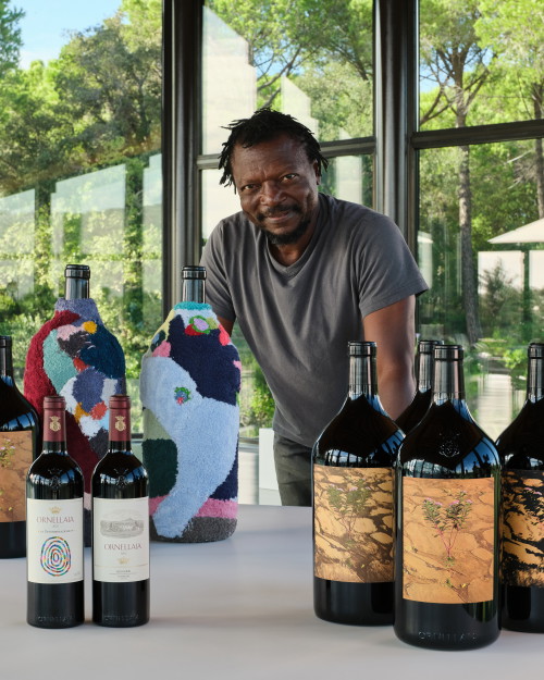 Pascale Marthine Tayou mit seinen Kreationen