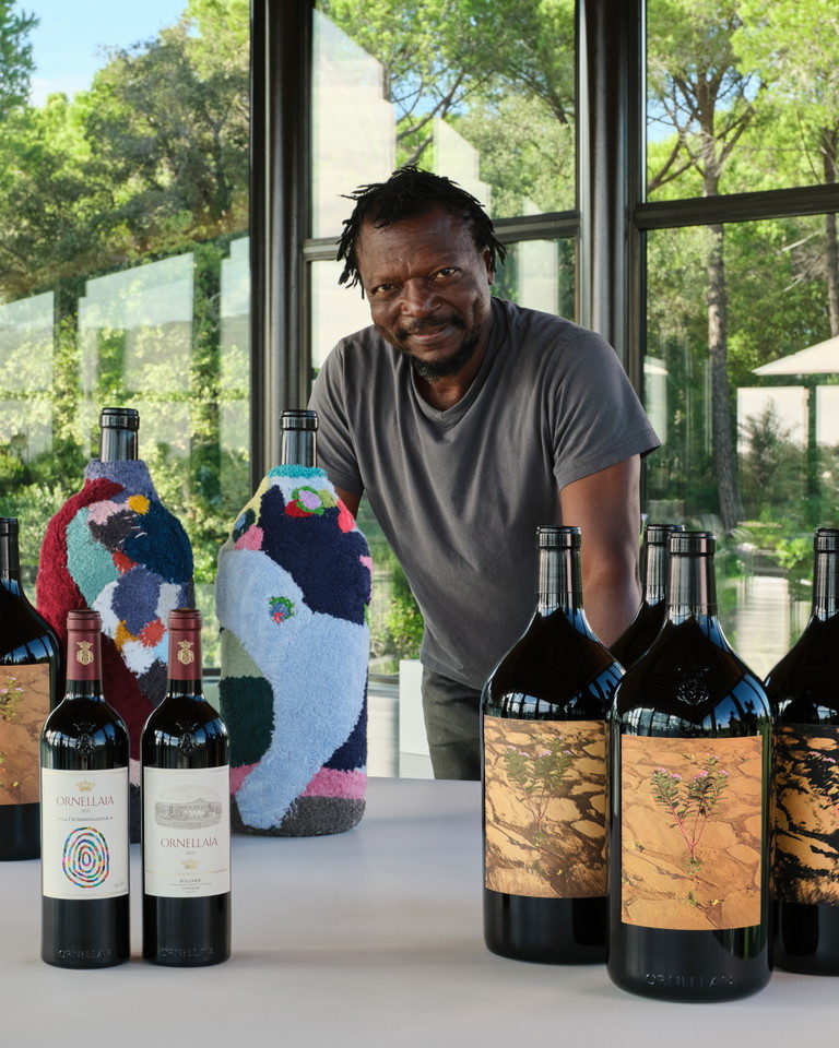 Pascale Marthine Tayou con le sue creazioni