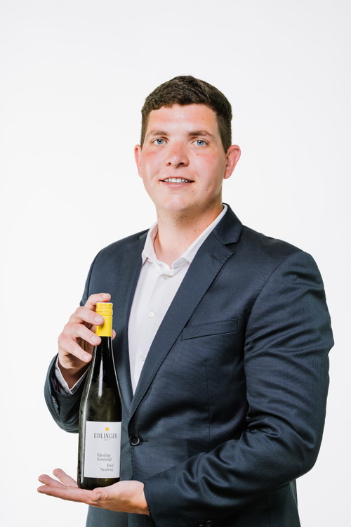 Der Verkostungsmarathon zur Niederösterreichischen Landesweinprämierung 2025 ist geschlagen, die Sieger im härtesten Weinwettbewerb des Landes stehen fest. Landessieger in der Kategorie »RIESLING TROCKEN«: Weingut Edlinger