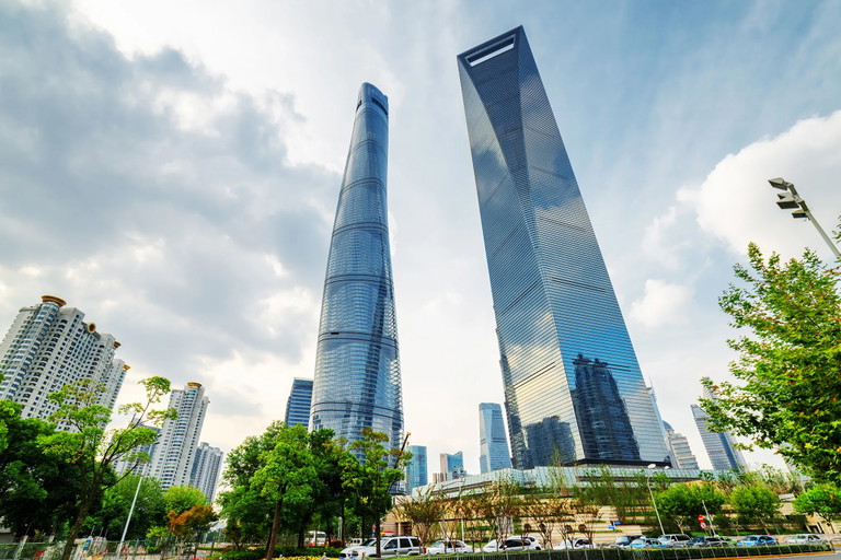 Der J Tower in Shanghai (links im Bild) beherbergt das höchste Restaurant der Welt.