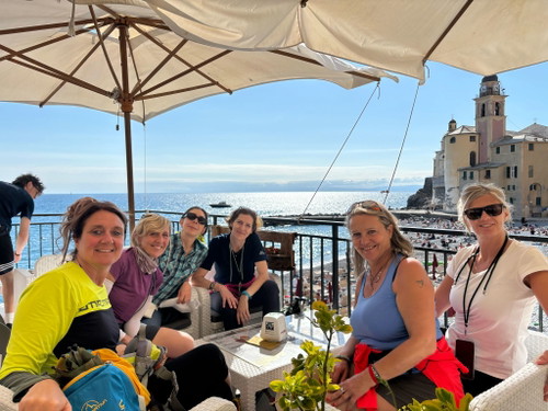 Una giornata al mare in compagnia può migliorare l'umore e diminuire il livello di stress