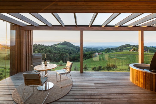 In den »Steirerblicke«-Chalets eröffnet sich ein atemberaubender Blick über die sanften Hügel der Südsteiermark.