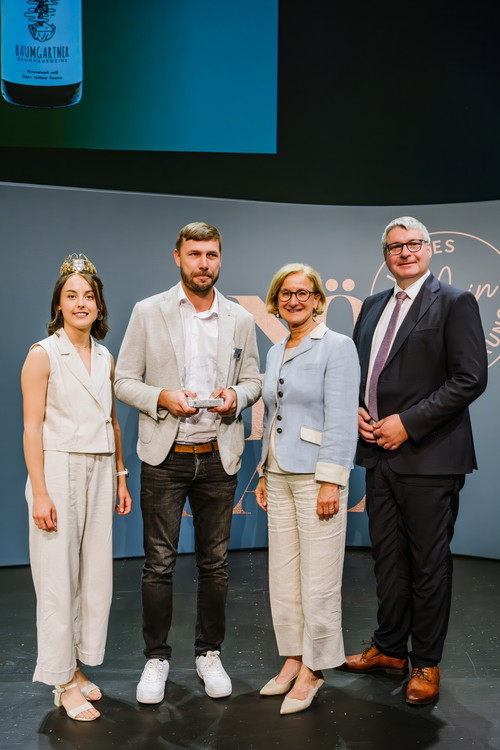 Der Verkostungsmarathon zur Niederösterreichischen Landesweinprämierung 2025 ist geschlagen, die Sieger im härtesten Weinwettbewerb des Landes stehen fest. Landessieger in der Kategorie »NÖ SPEZIALITÄTEN WEIß TROCKEN«: Baumhausweine