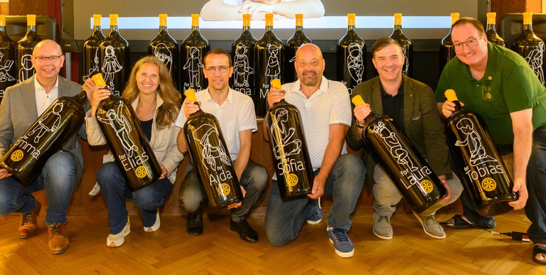 Das beigefügte Bild zeigt von links nach rechts: Rotarier und Weinbauer Peter Masser vom südsteirischen Weingut Peter Masser KG, Mag. Uli Reimerth, CEO der AFFIDO Pflegekinder-Familienarbeit-Kinderdörfer GmbH, Mag. Darko Krajnc, Parlamentarier und Obmann der slowenischen Pflegekinderorganisation REJNIŠKO DRUŠTVO SLOVENIJE, Rotarier und Weinbauer Boštjan Protner vom slowenischen Weingut HIŠA JOANNES, Rotarier und Weinbauer Andreas Kessler-Dietl vom oststeirischen Weingut DIETL und Rotarier und Weinbauer Mag. Roland Pulsinger vom Kärntner Weinbaubetrieb Love'n'taler Weinmanufaktur.