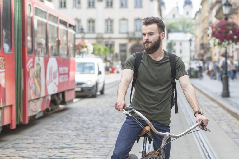Bici, tram, autobus. Ma anche monopattini e taxi condivisi, tutto contribuisce a ridurre l'impatto sull'ambiente (e sul traffico).