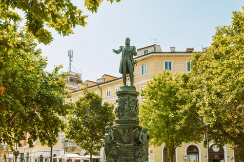 Auf der Piazza Venezia steht die Statue von Maximilian I. von Mexiko,  der eng mit Triest verbunden war.