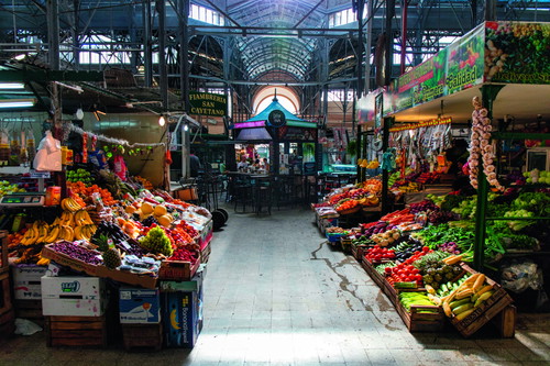In der alten Markthalle von San Telmo kann man zwar auch Obst und Gemüse kaufen, vor allem aber gibt es eine große Auswahl an Köstlichkeiten – von Empanadas bis zum Choripán.