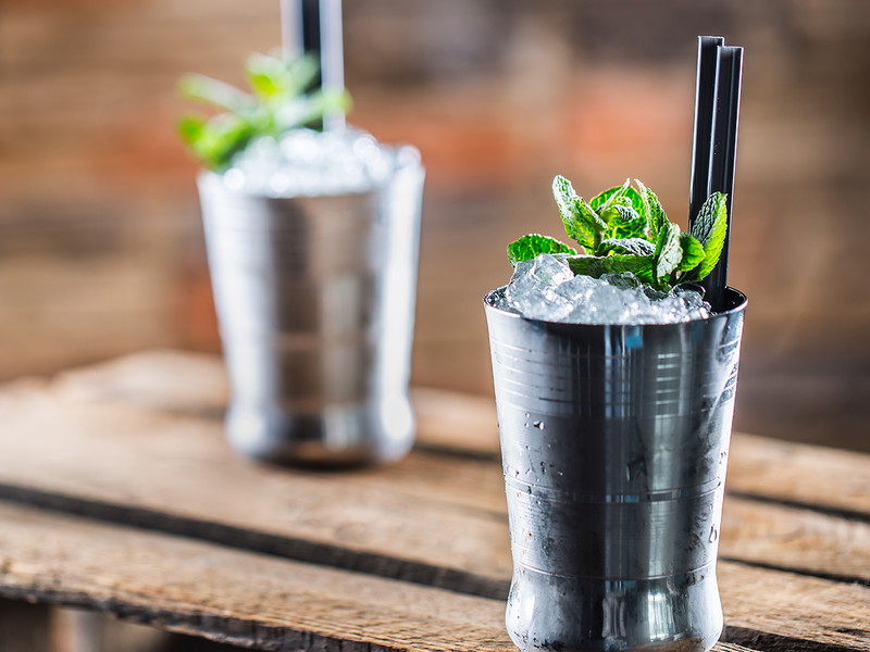 Der »Mint Julep« wird stilecht im Silberbecher serviert.
