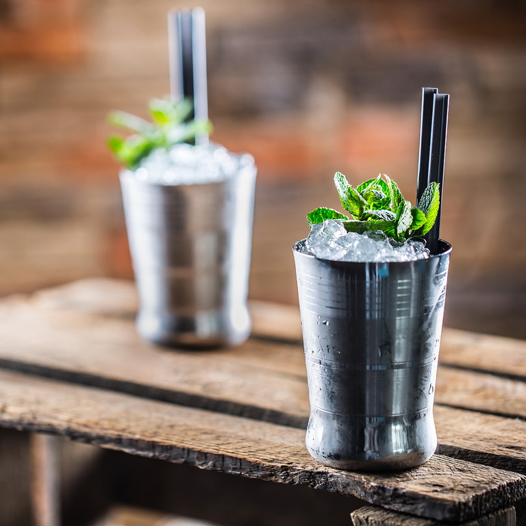 Der »Mint Julep« wird stilecht im Silberbecher serviert.