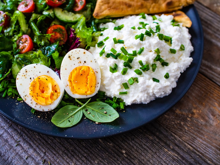 Eier und Hüttenkäse sind von Natur aus proteinreiche Produkte. 