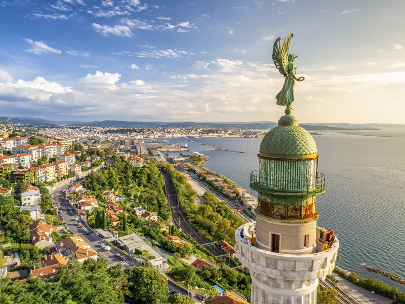 Die Stadt zu Füßen: Der Leuchtturm »Faro della Vittoria« bietet die beste Aussicht über den Golf von Triest.