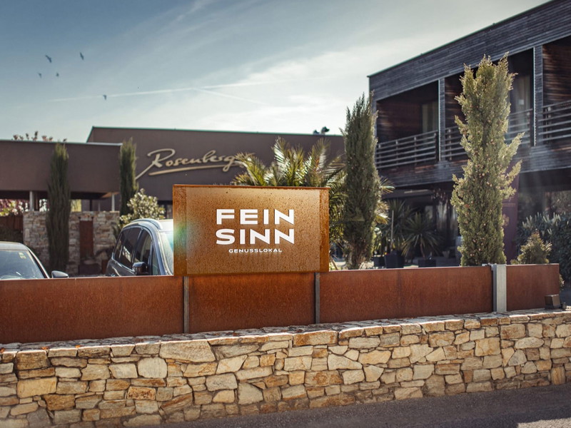 Außenansicht des »FEINSINN-GenussLokal« in Rohrendorf bei Krems, einem Gourmet- Restaurant mit regionaler Küche und nachhaltigem Konzept.