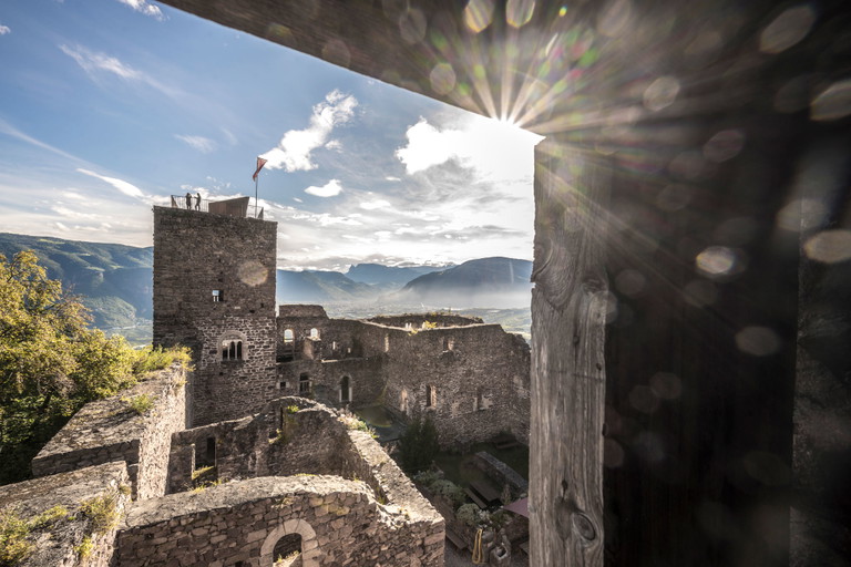 Unterhalb der »Burg Hocheppan« befindet sich die hier abgebildete »Burgruine Boymont« – zusammen mit »Schloss Korb« bilden sie Eppans Drei-Burgenwanderung.