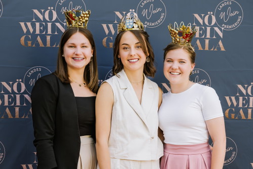 NÖ Weinkönigin Laura Hummel (Mitte) mit Vizes Ida Haimel (links) und Victoria Bayer