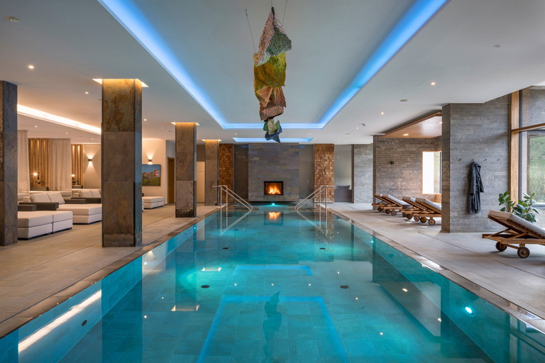 Wellnessbegeisterte zieht es in den 2025 neu gestalteten Artemacur Spa mit Saunawelt, In &amp; Outdoor Pool, Floating-Becken und umfangreichem Massageangebot. Für den perfekten Auftritt sorgt das hoteleigene Visagistik-Team mit professionellem Gala-Make-up.