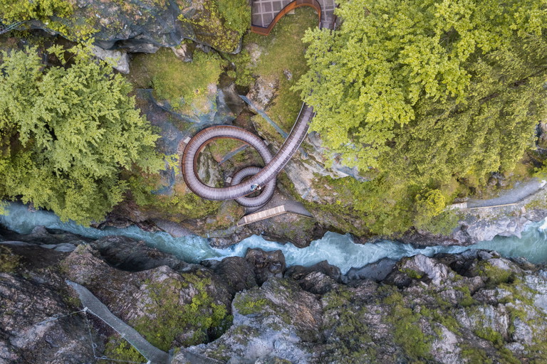 Ein tolles Naturabenteuer ist die Liechtensteinklamm. Die Helix-Treppe führt spektakulär tief in die Schlucht, wo tosende Wasserfälle, moosbewachsene Felsen und schmale Stege ein unvergessliches Erlebnis versprechen.