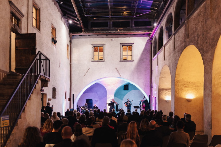 Historische Gebäude werden bei dem Event »WeinKlänge« entlang der Südtiroler Weinstraße kunstvoll in Szene gesetzt, wie zum Beispiel hier im Schloss Maretsch in Bozen.