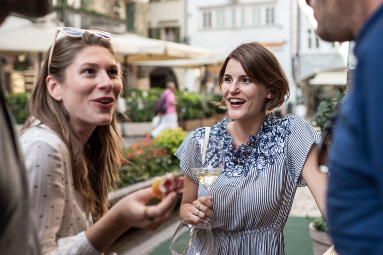 Lebendige Aperitivokultur ist hier an jeder Ecke spürbar: ein Glas Wein aus der Region und dazu ein Stück Südtiroler Speck mit Schüttelbrot - das gehört einfach dazu.